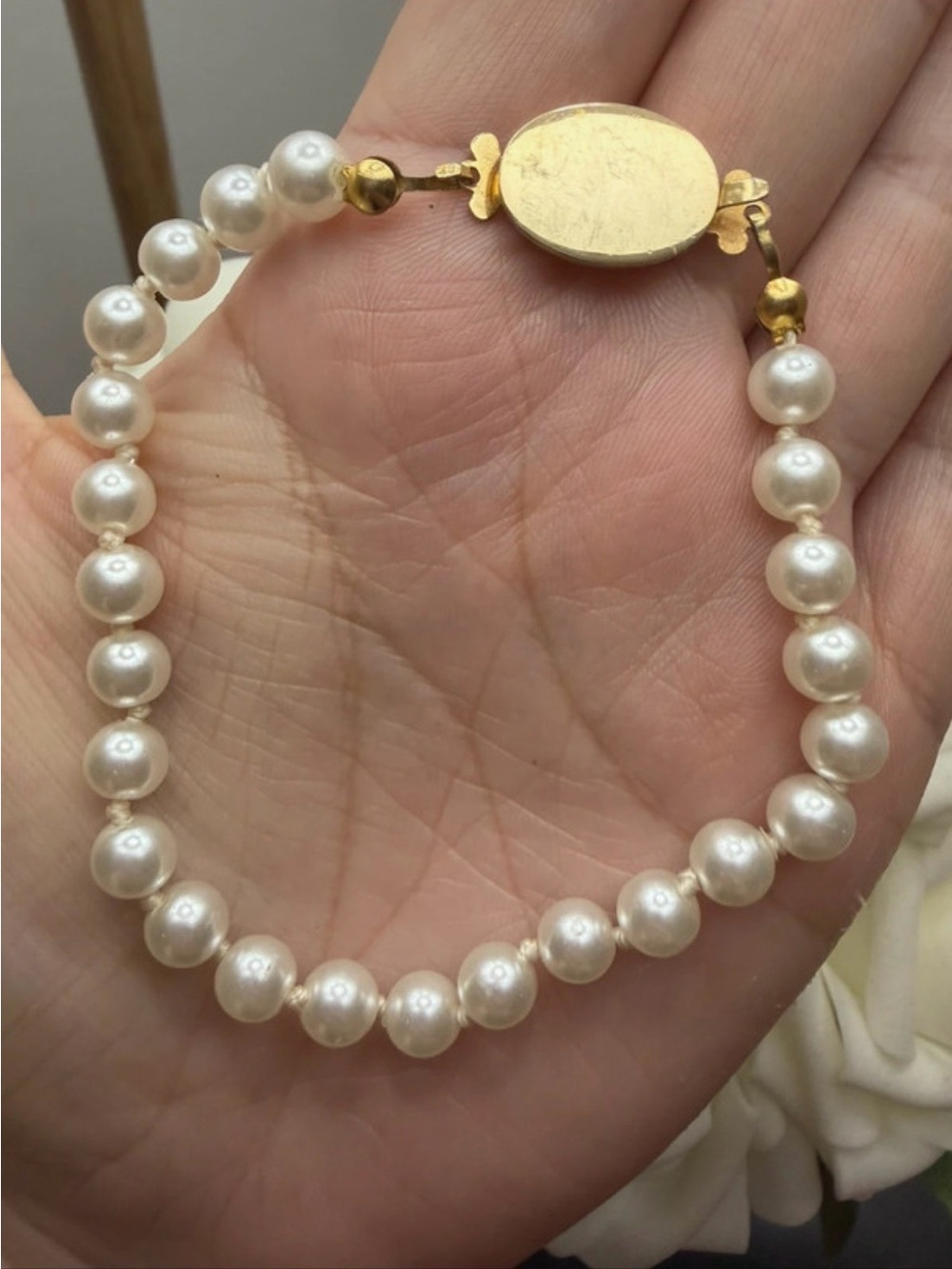 Elegant ivory pearl bracelet w 14k ? gold clasp